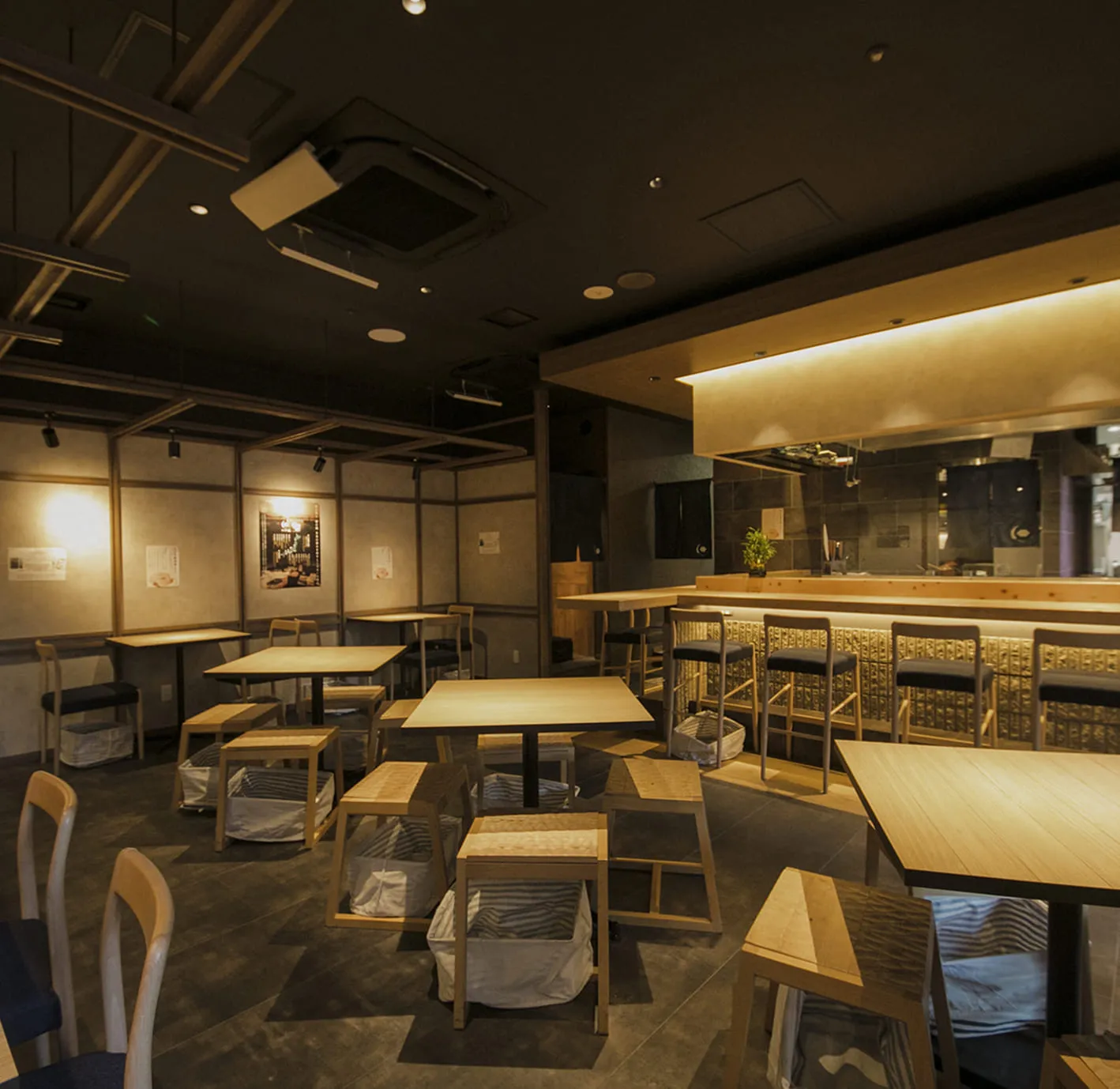 笑顔で働くスタッフ