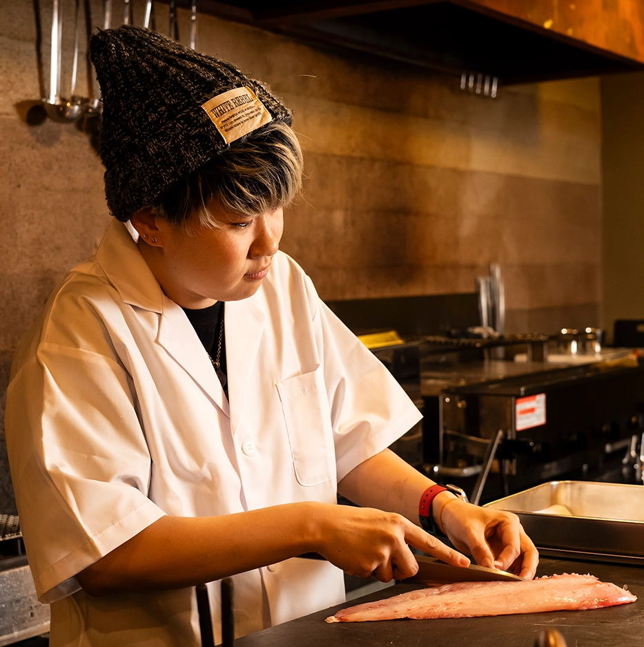 スタッフが笑顔で料理を作っている様子